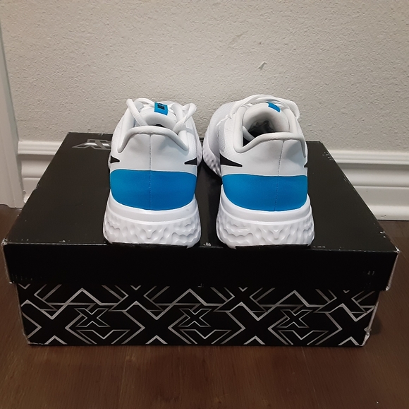 Nike - Picture 3 of 4